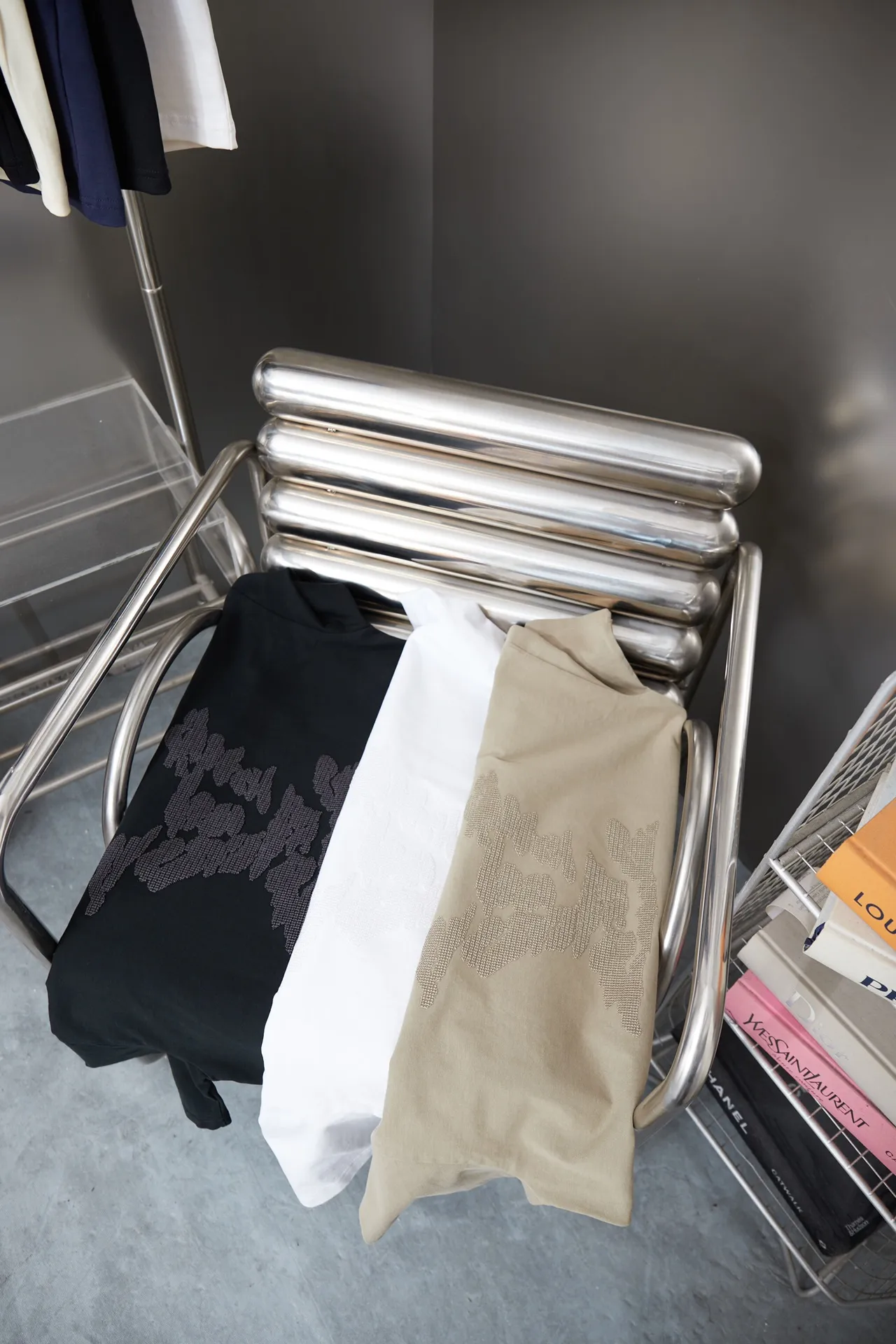 🅿️200 1V 25SS early spring new style short sleeves with embroidered letters, light luxury, a must-have item for daily commuting for men and women, correct version, welcome to compare, detailed features · 320 grams of 100% pure cotton double yarn jersey fabric · Special thickened 32 pieces of double yarn 1X1 thread in the same vat · Imported Tajima machine hollow embroidered letter logo. Ready-made garments are washed to make the embroidery softer · Double-needle sewing and cross-seam technology · Original main mark, washed tag, brand moisture-proof paper packaging Color: black/white/khaki Size: S/M/L/XL